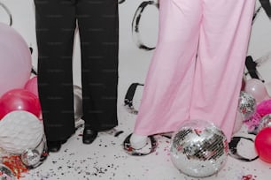 Due donne in piedi l'una accanto all'altra davanti a palloncini e palle da discoteca