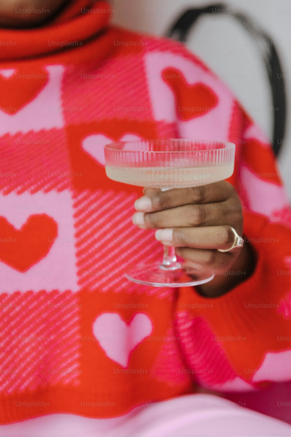 Una mujer sosteniendo una copa de vino en la mano