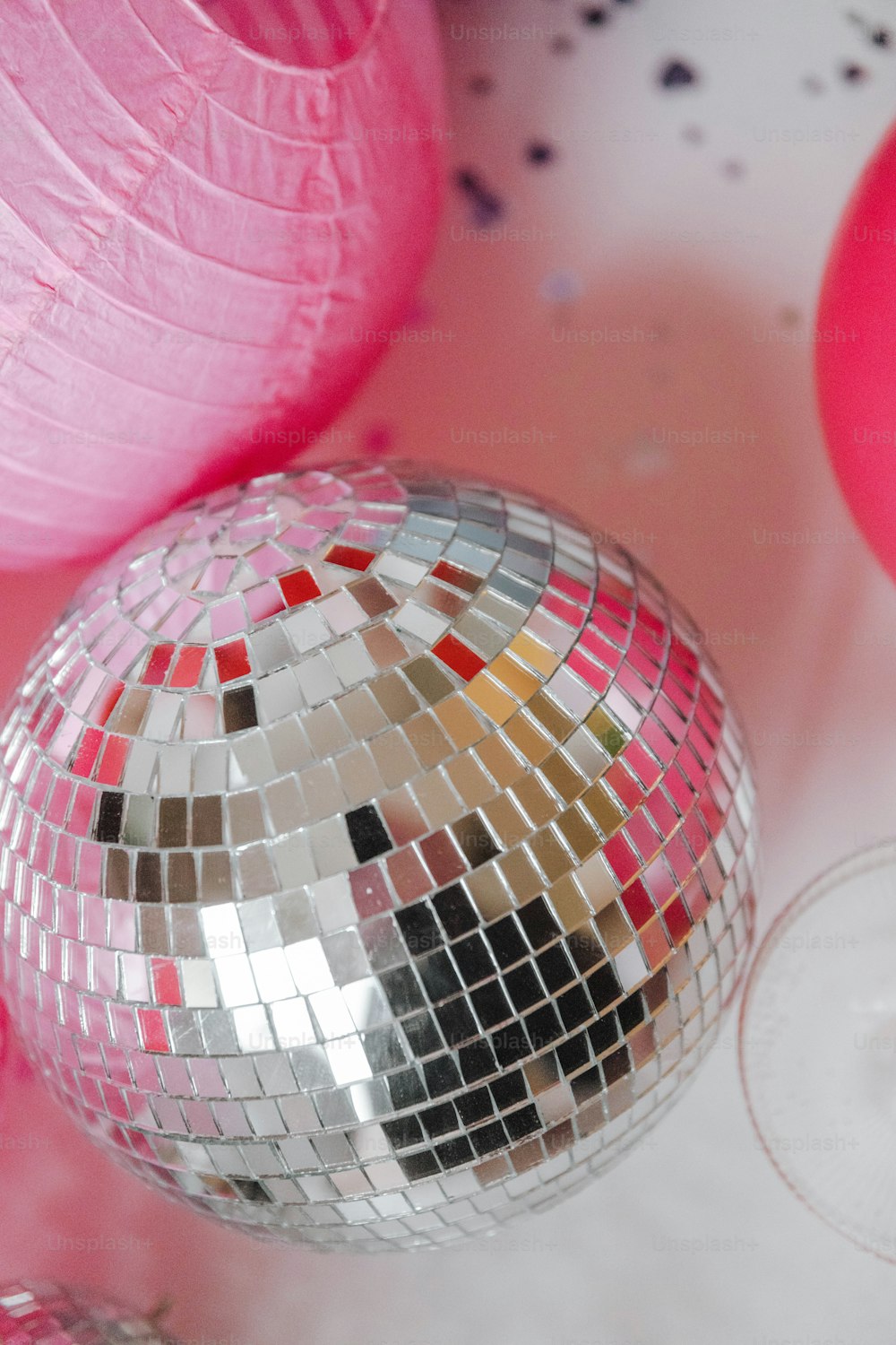 une boule disco posée sur une table