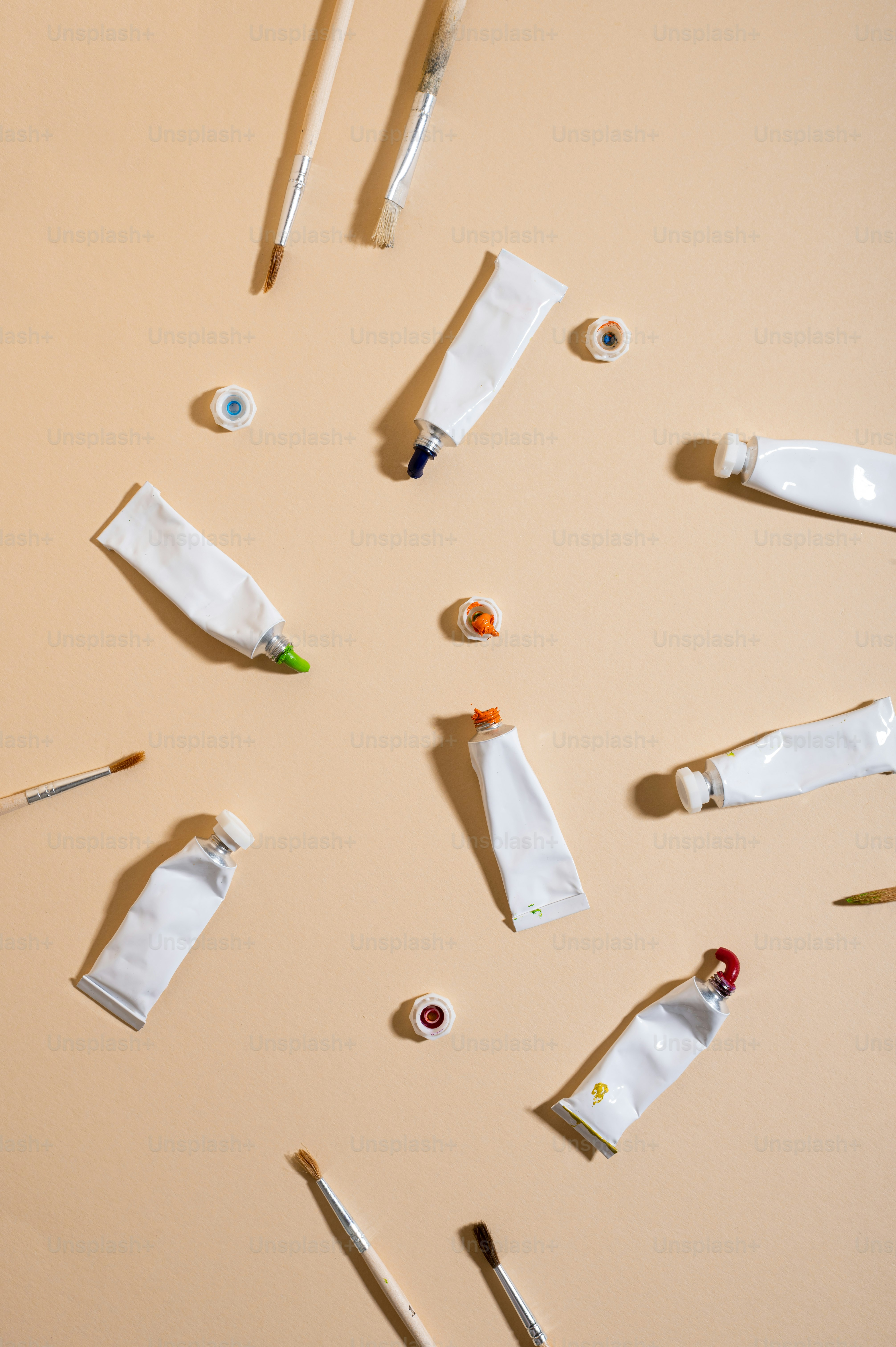 una colección de materiales de arte dispuestos sobre una mesa