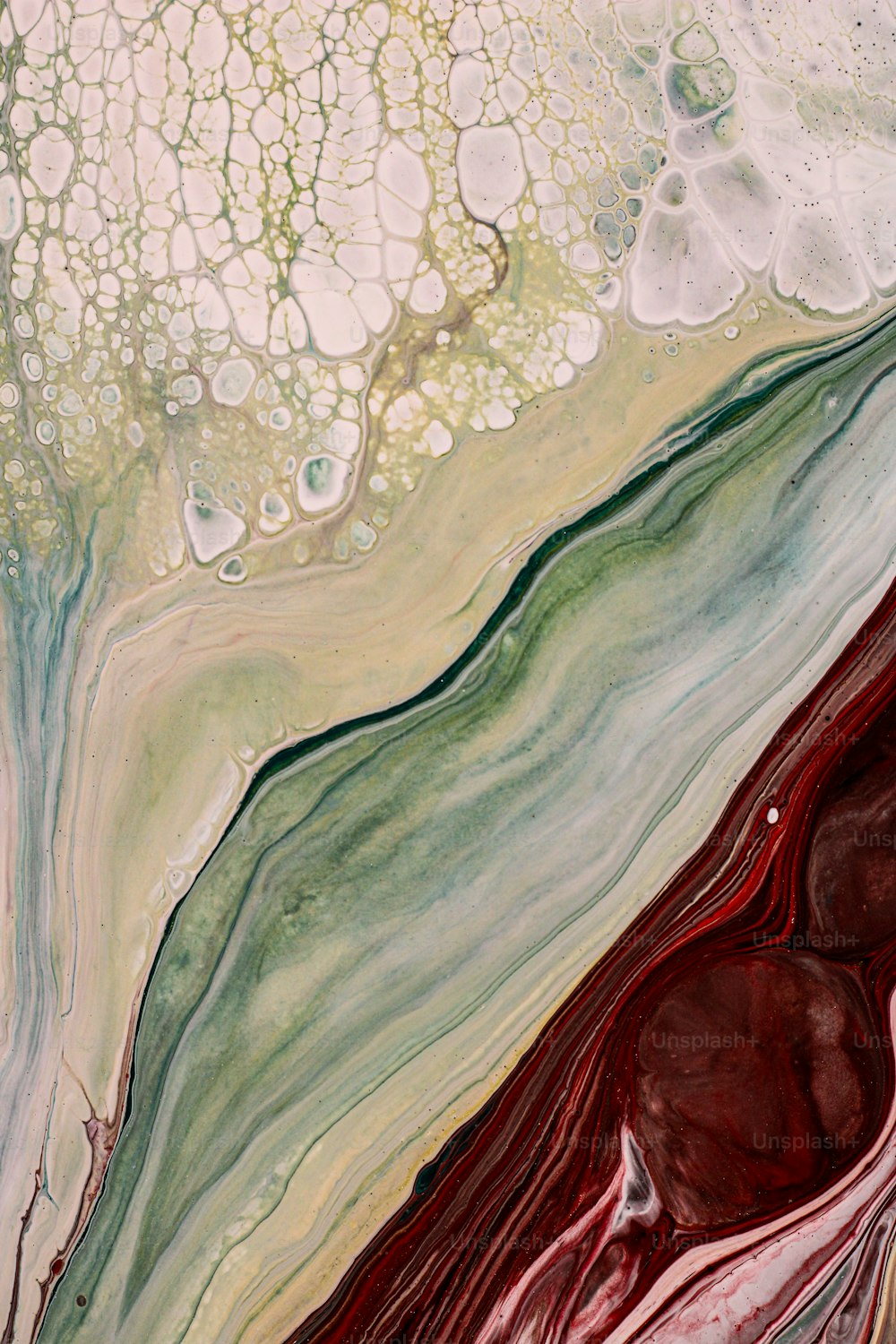 uma pintura abstrata com cores vermelha, verde e branca