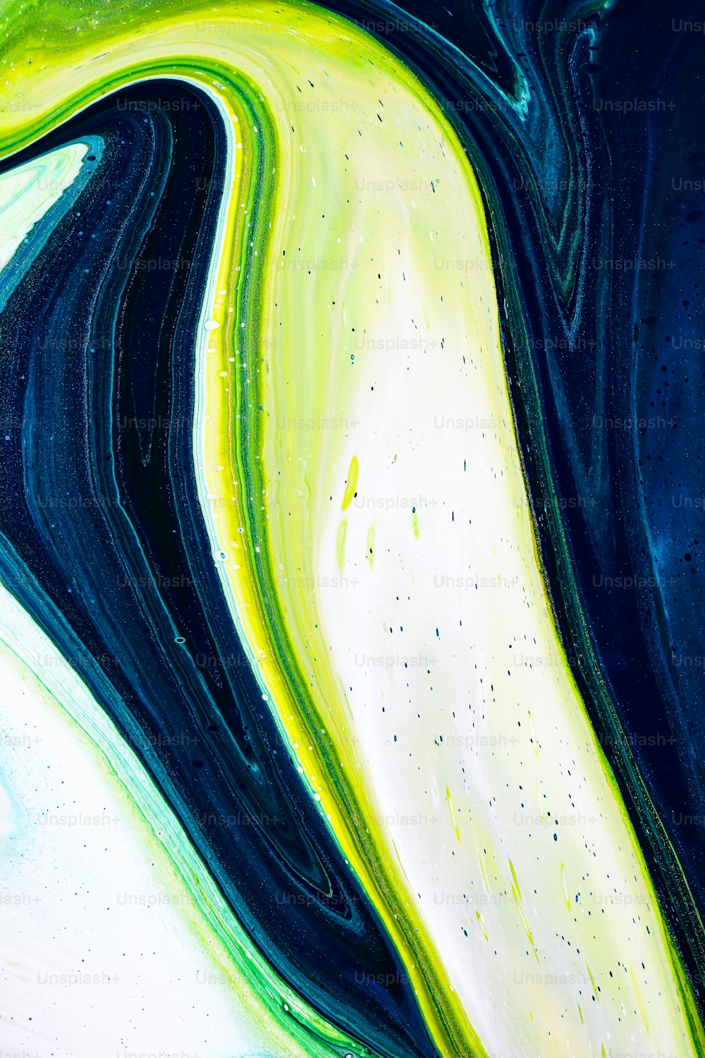 ein abstraktes Gemälde aus blauen, gelben und grünen Farben