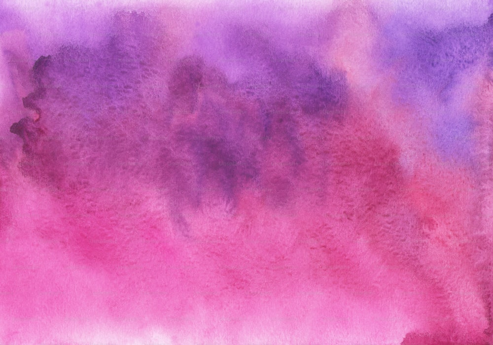 Una acuarela de nubes púrpuras y rosadas