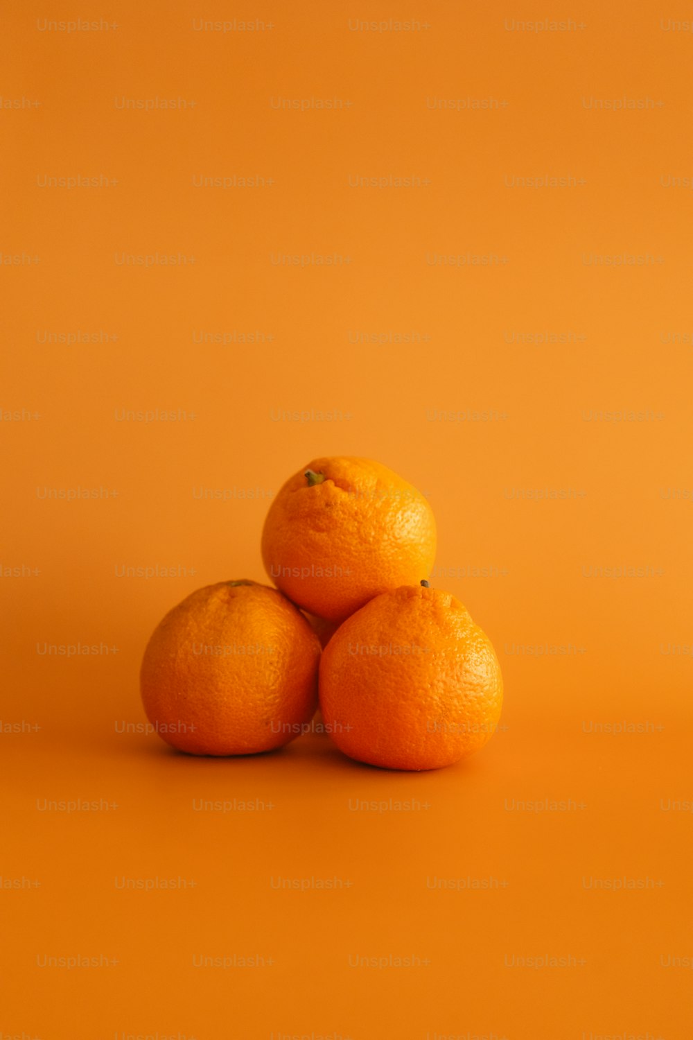 drei Orangen sitzen übereinander