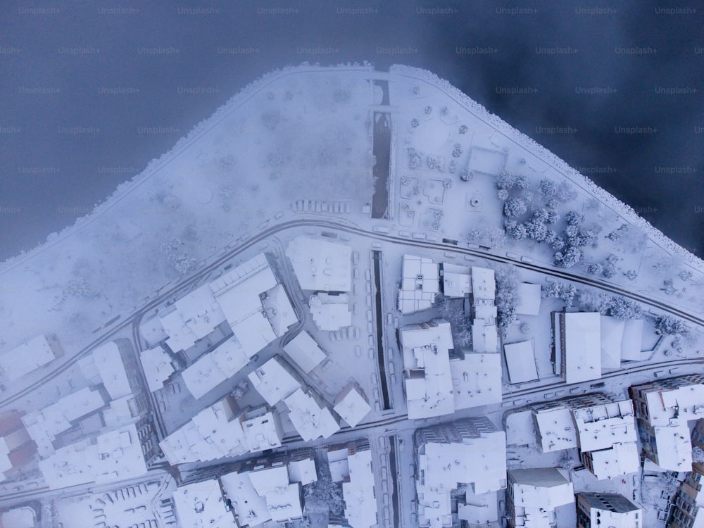 Luftaufnahme einer Stadt im Schnee
