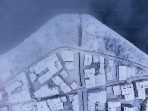 uma vista aérea de uma cidade na neve