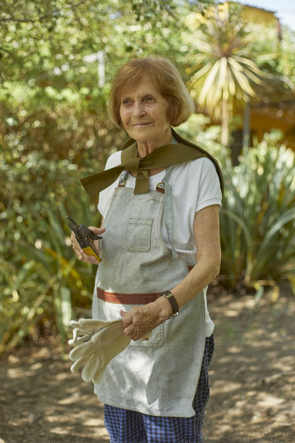 uma mulher em um avental segurando um pássaro