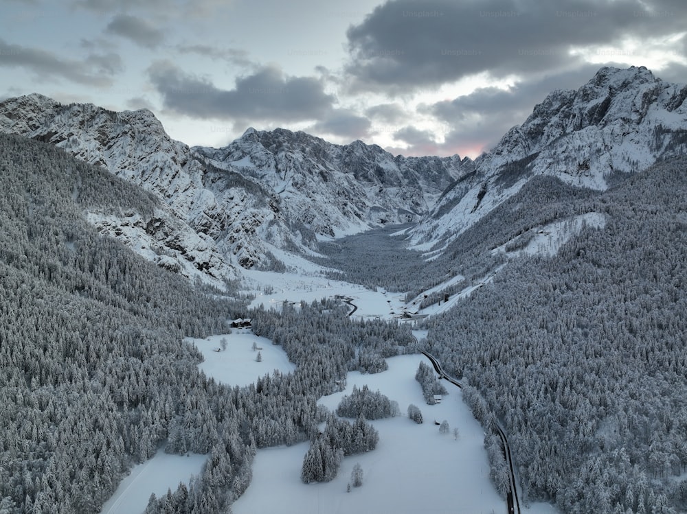 uma montanha coberta de neve com um rio que a atravessa