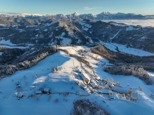 une vue aérienne d’une chaîne de montagnes enneigée