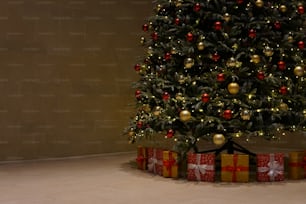 uma árvore de Natal decorada com presentes sob ela