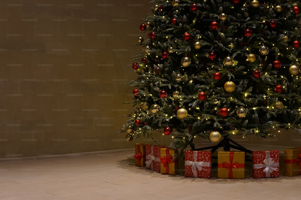 uma árvore de Natal decorada com presentes sob ela