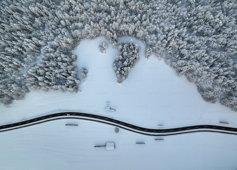 Luftaufnahme einer schneebedeckten Straße