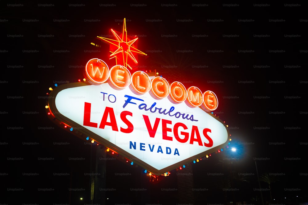 Un'insegna al neon che dice Benvenuti nella favolosa Las Vegas Nevada