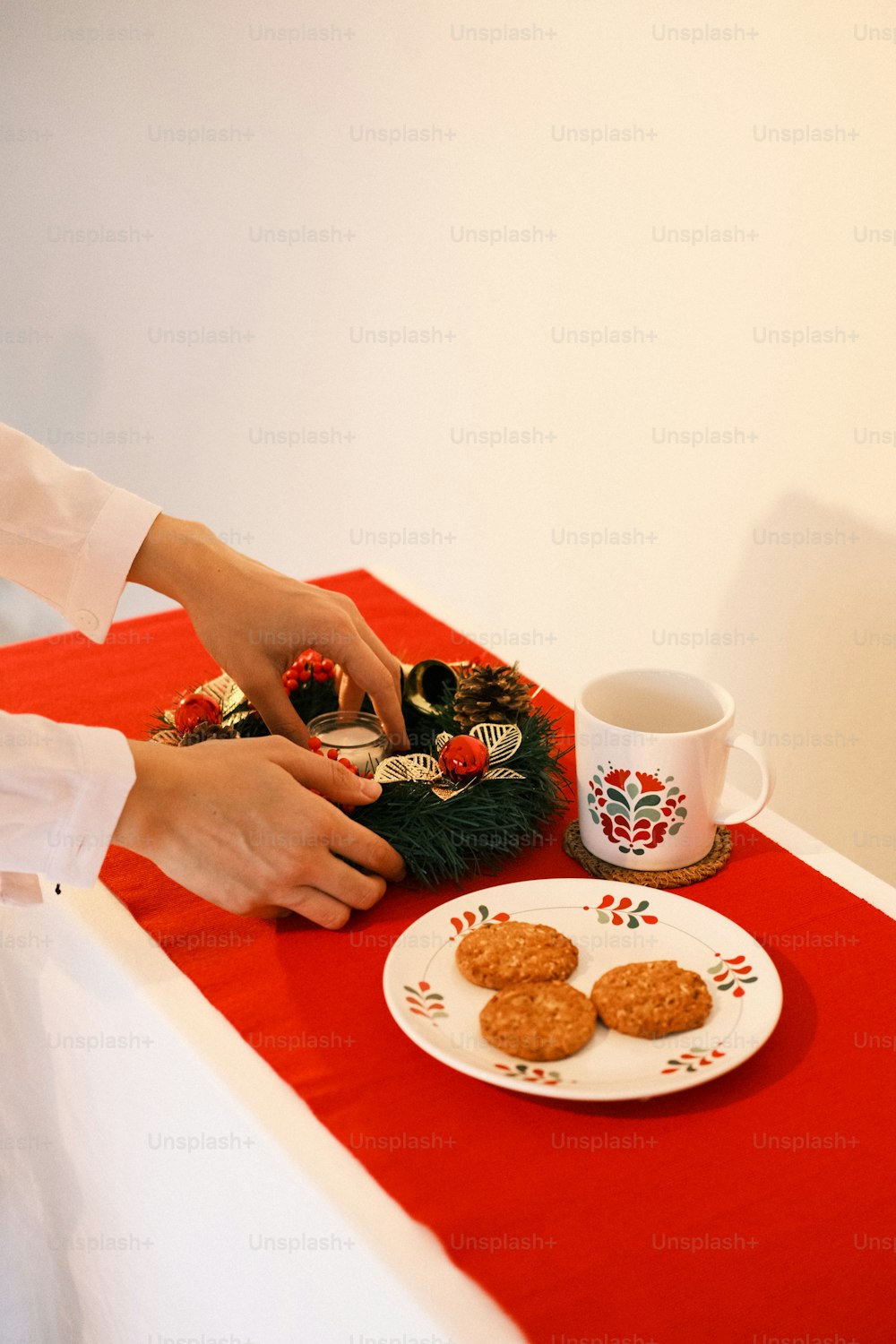 un tavolo con un piatto di biscotti e una tazza di caffè