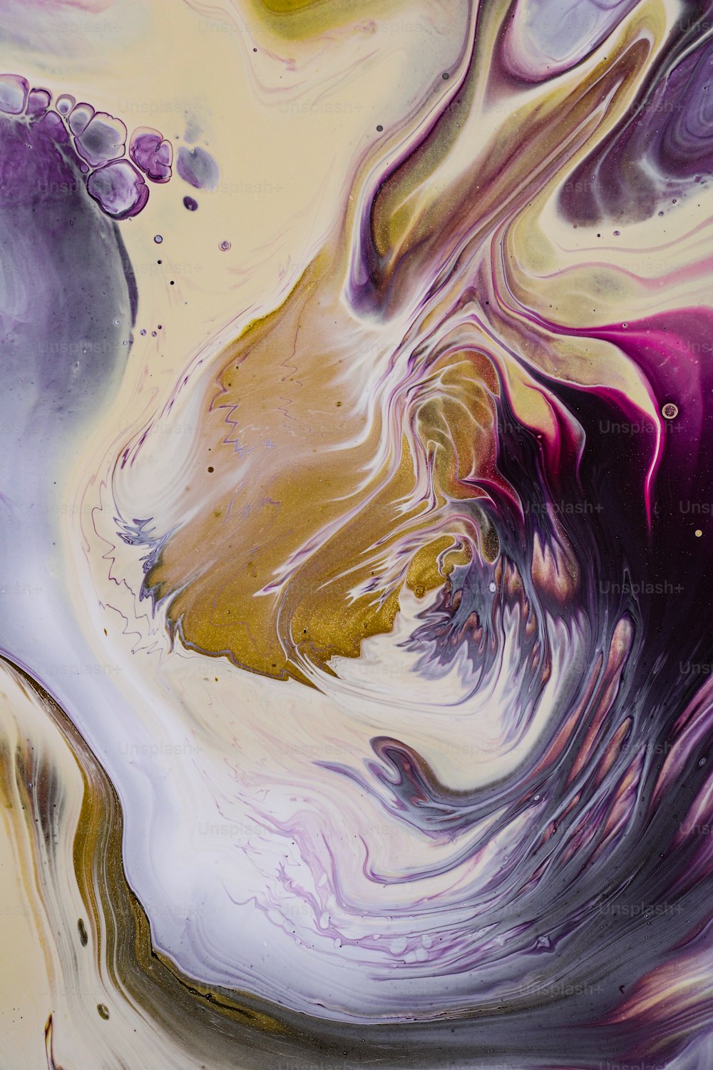 Un dipinto astratto con colori viola, giallo e bianco