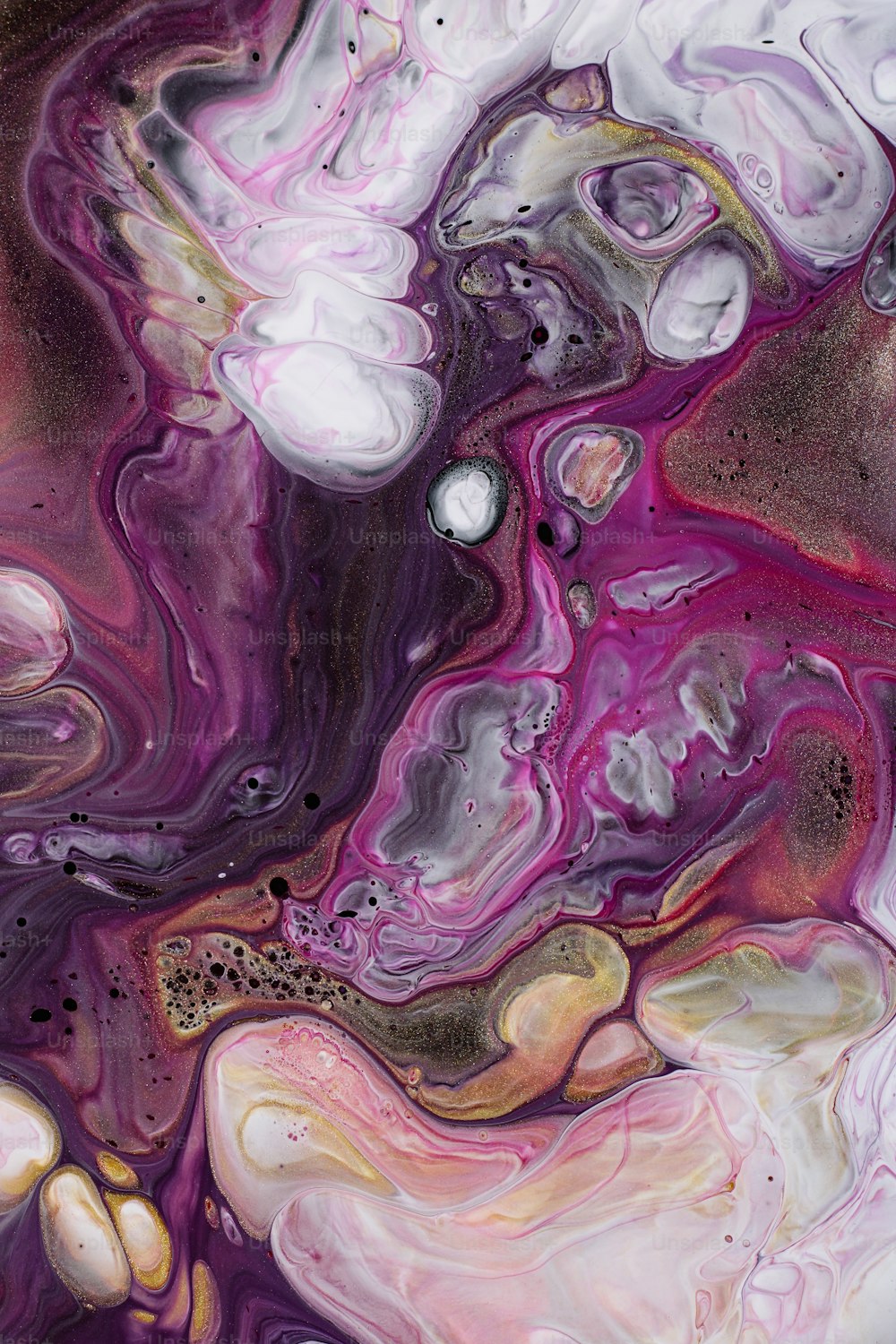 Un primo piano di un dipinto liquido viola e bianco