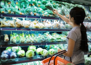 Mulheres asiáticas estavam fazendo compras em supermercados