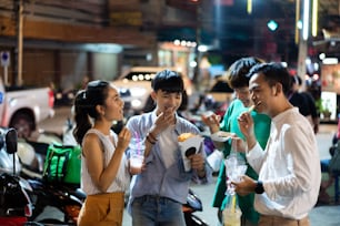 Gli asiatici stanno mangiando la cena di cibo di strada della Thailandia. Mangiare in strada.