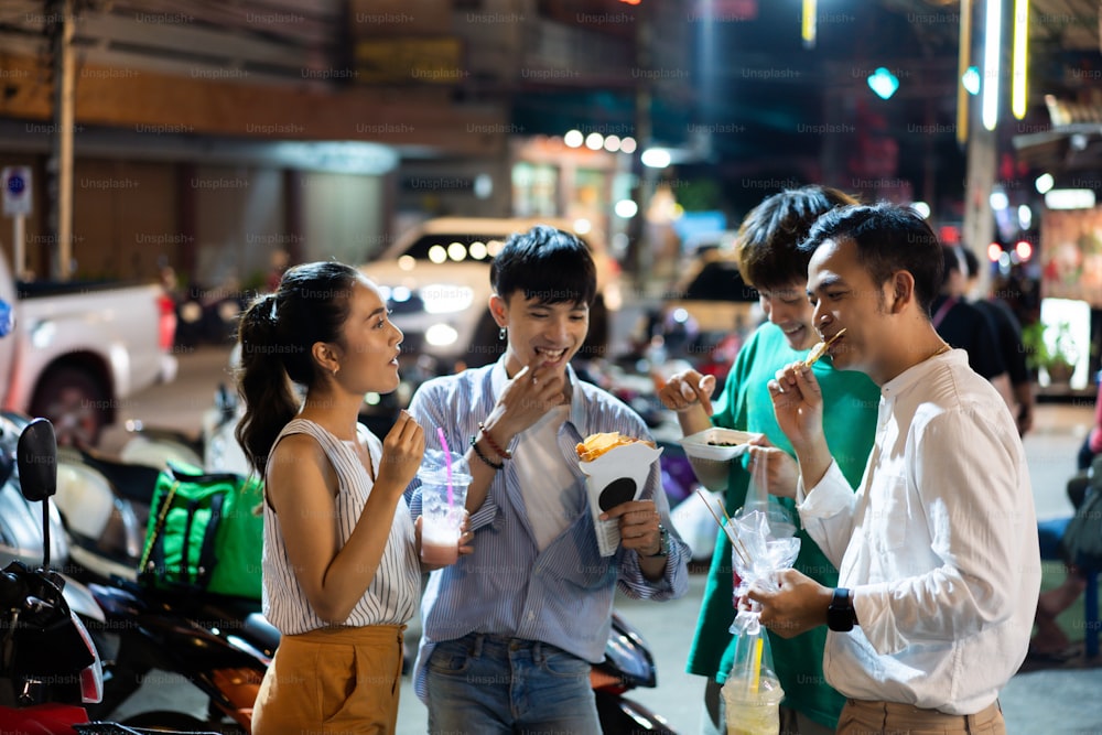 Los asiáticos están comiendo la cena de comida callejera de Tailandia. Comedor en la calle.