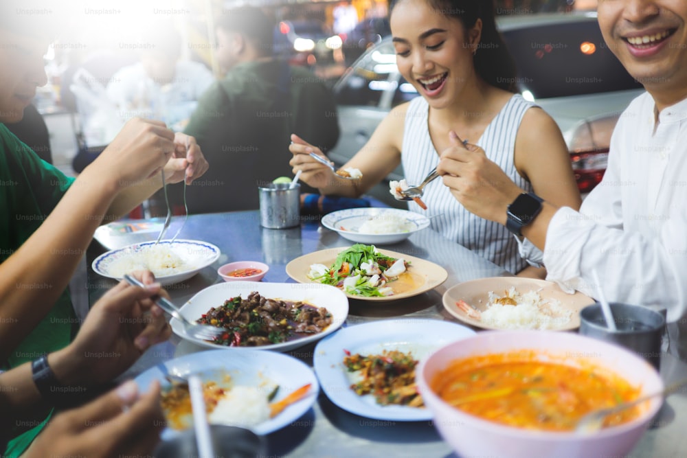 Os asiáticos estão comendo jantar.tailândia street food street dining.