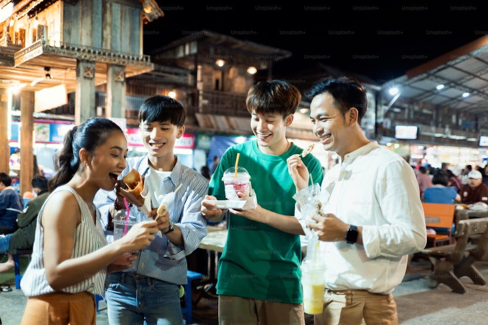 Los asiáticos están comiendo la cena de comida callejera de Tailandia. Comedor en la calle.
