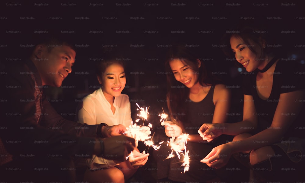Pessoas no festival de fogos de artifício asiáticos