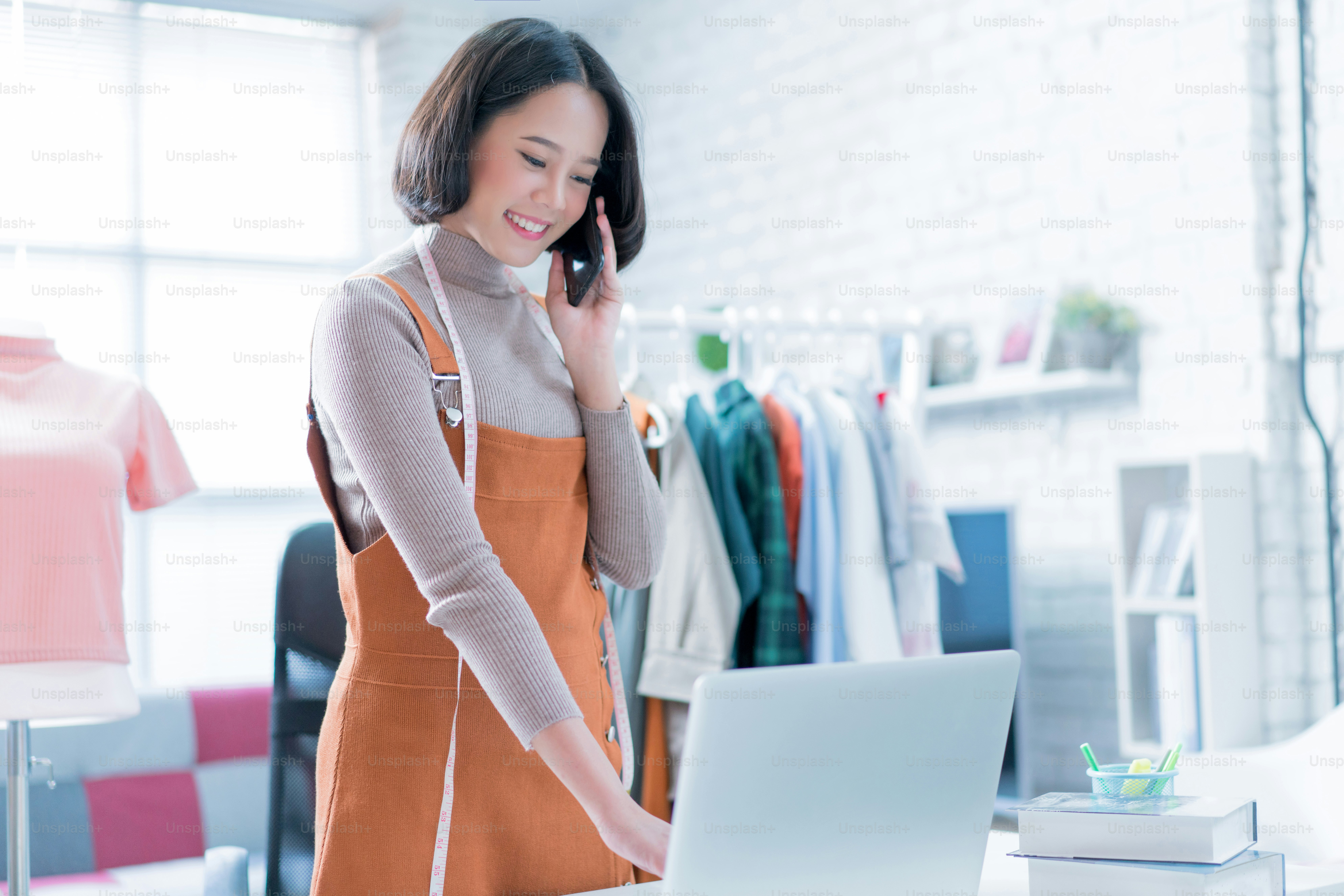 Online sales are answering customers' questions through their laptops, doing business in her home. She was pushing the calculator.She is talking to the customer.