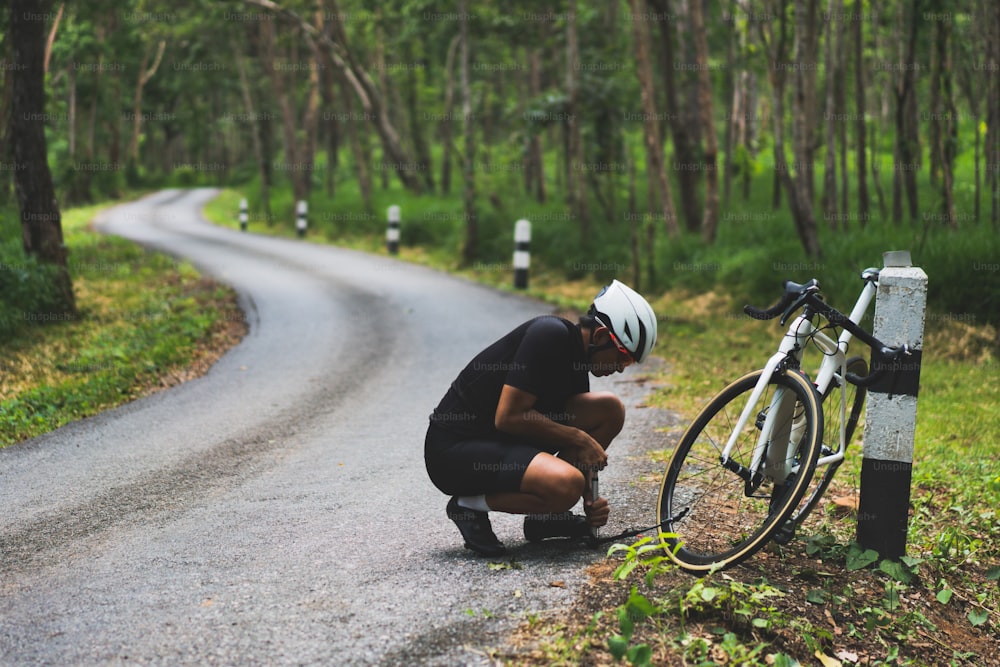 Radfahrer Fahrrad Reparatur auf der Straße, er leckte Reifen.