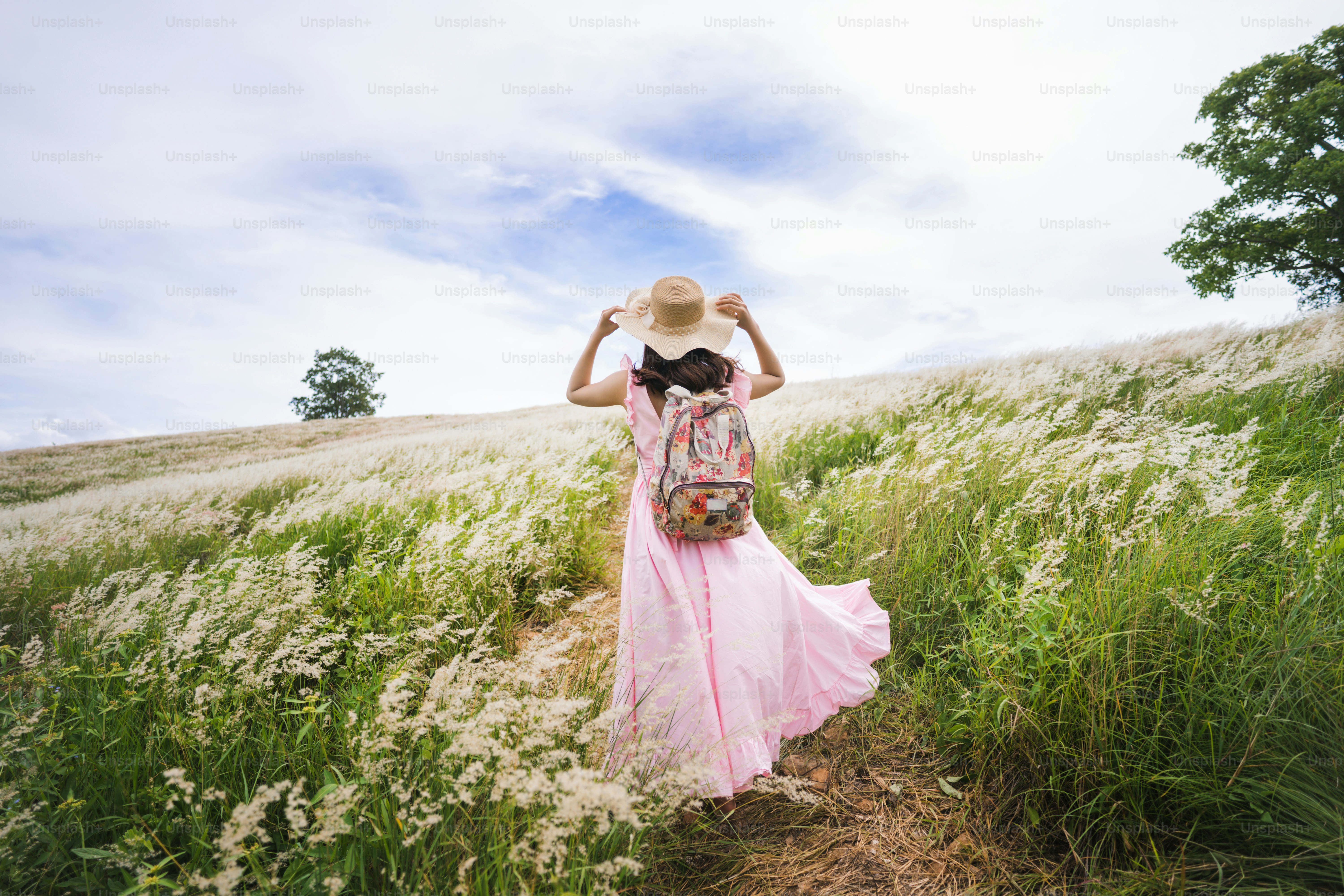 Female tourists She was touring the grassland. Photo on the back