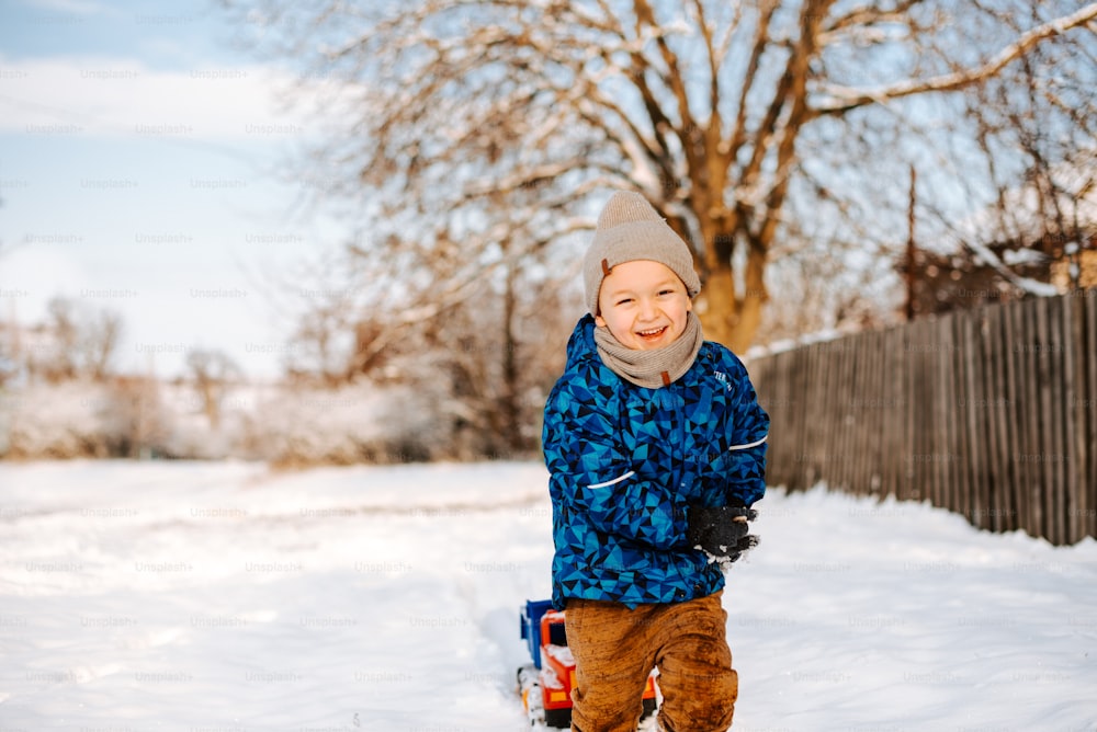 雪の中に立っている小さな男の子