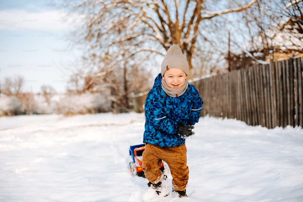 雪の中に立っている小さな男の子
