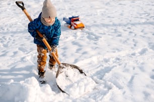 um menino está escavando através da neve