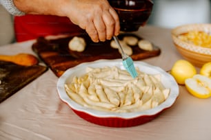 une personne coupant des pommes avec un couteau sur une table