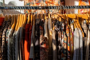 Un estante de camisas y corbatas en una tienda