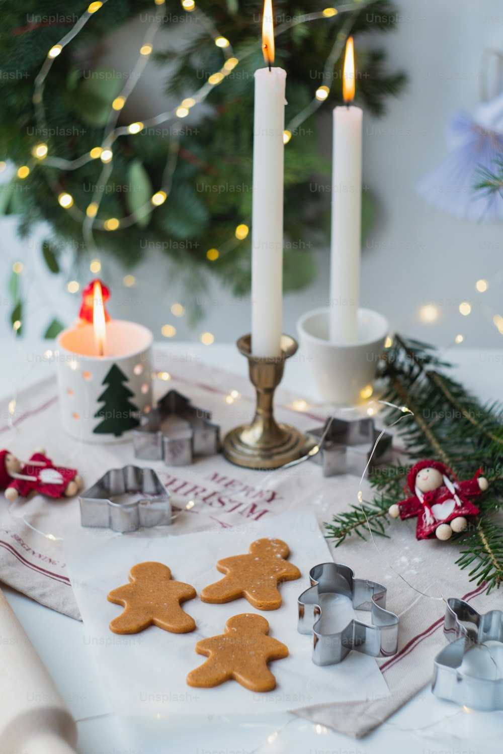 uma mesa coberta com biscoitos ao lado de uma árvore de Natal