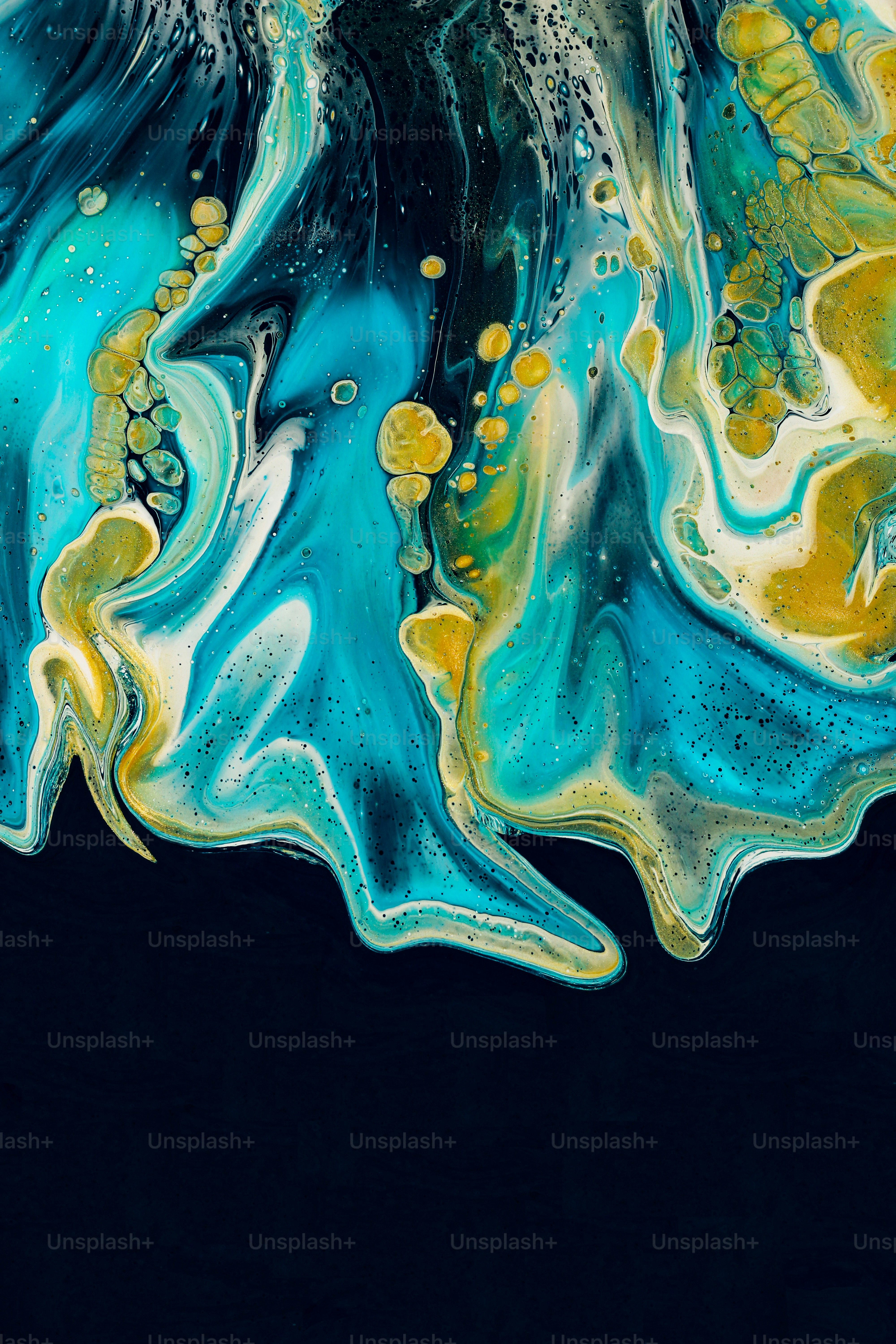 Un dipinto astratto di blu, giallo e nero