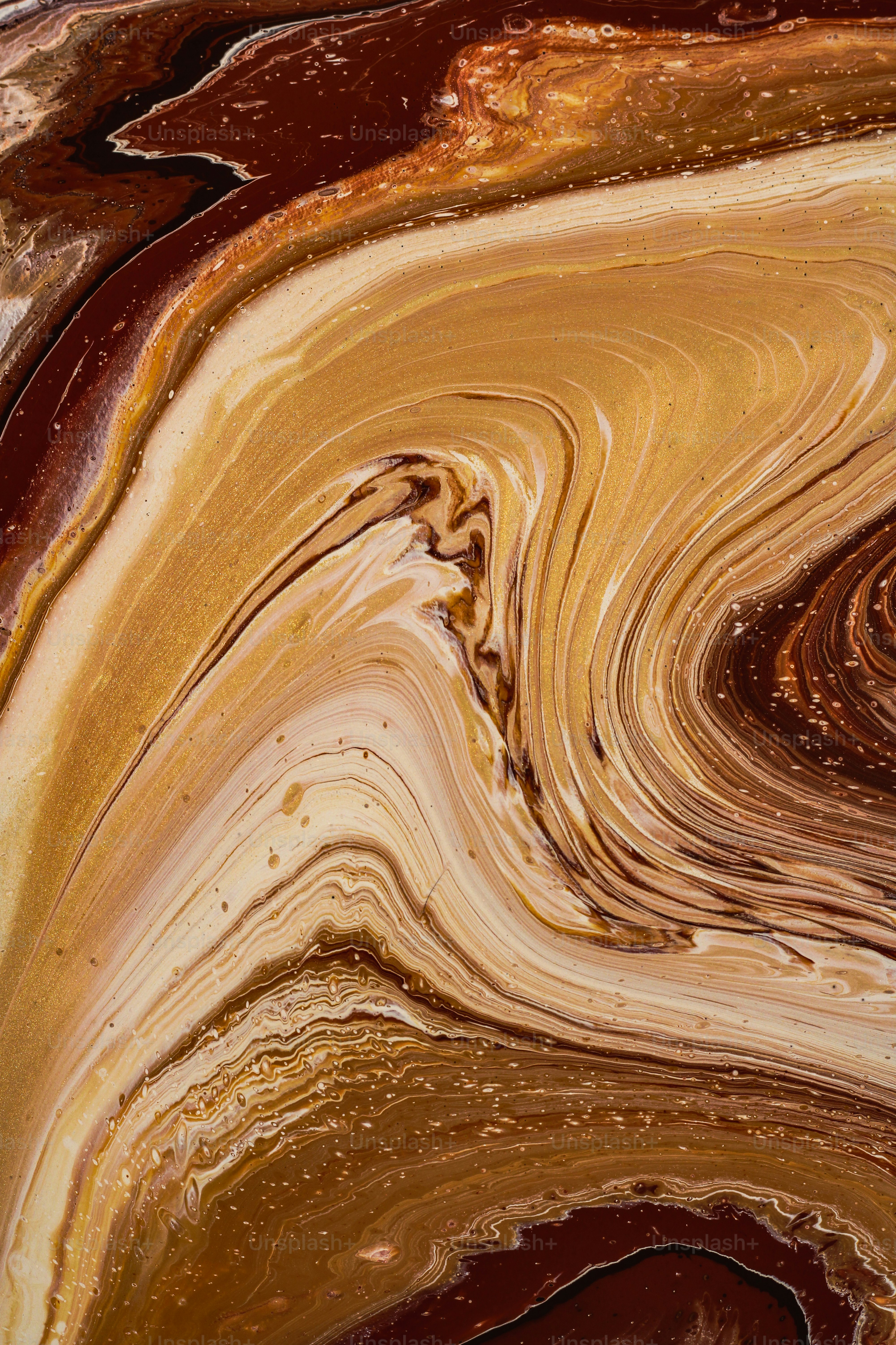 un primo piano di un vortice marrone e bianco