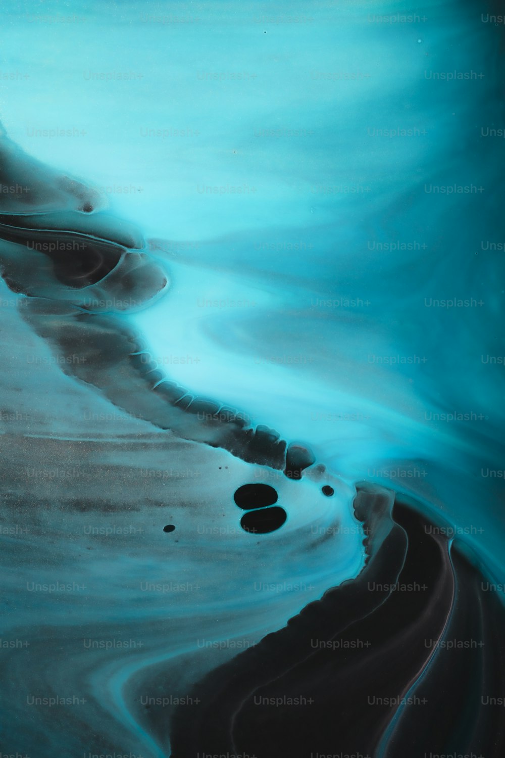 Ein schwarz-blaues Gemälde aus Wasser und Sand