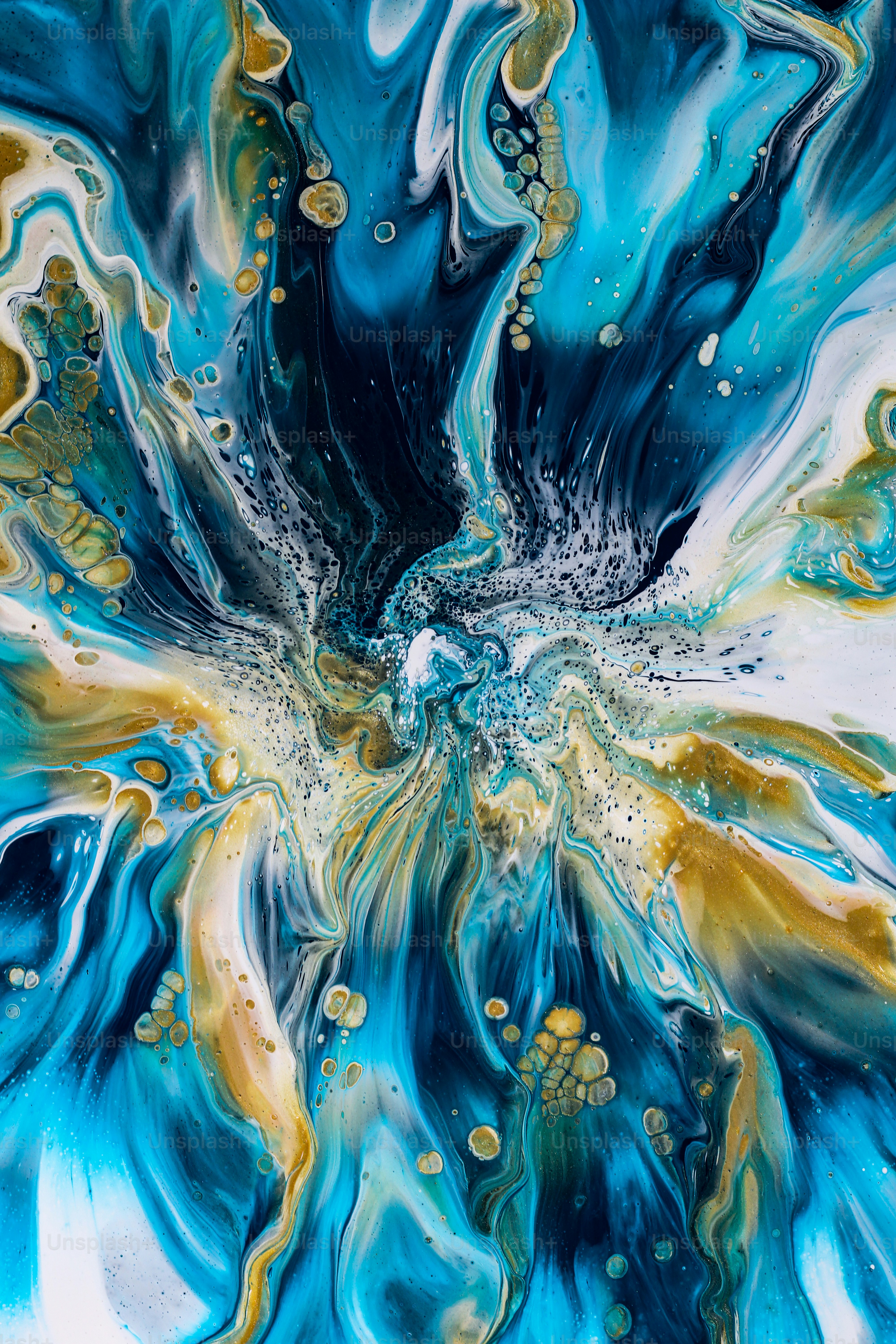 Un dipinto astratto con colori blu e giallo