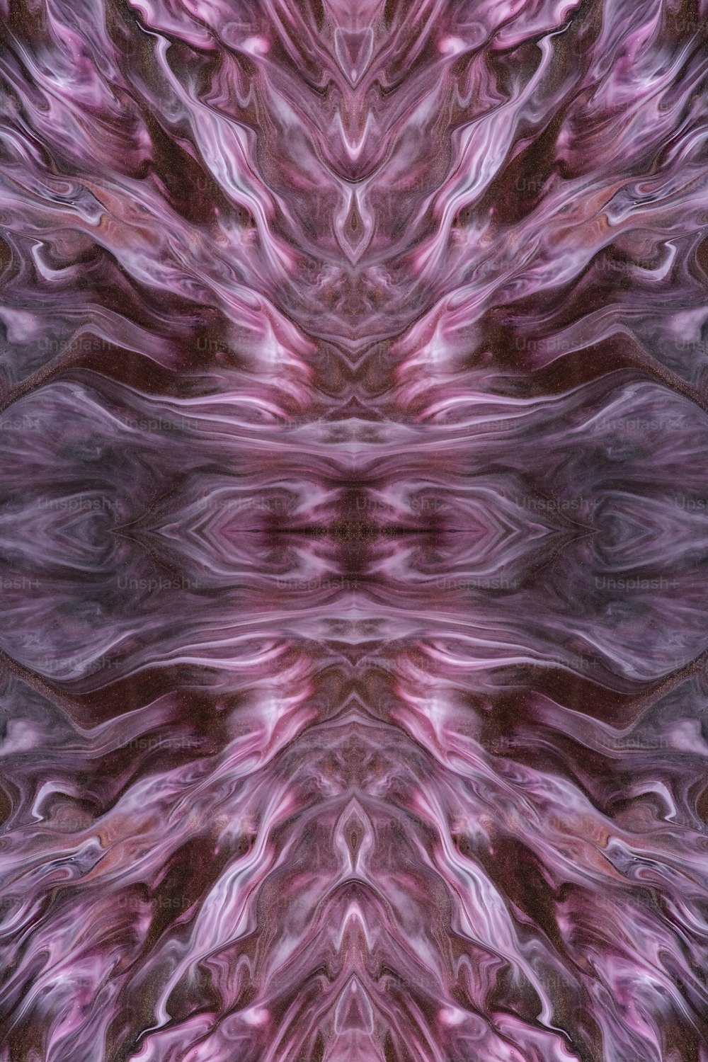 Ein abstraktes Bild einer rosa und violetten Blume