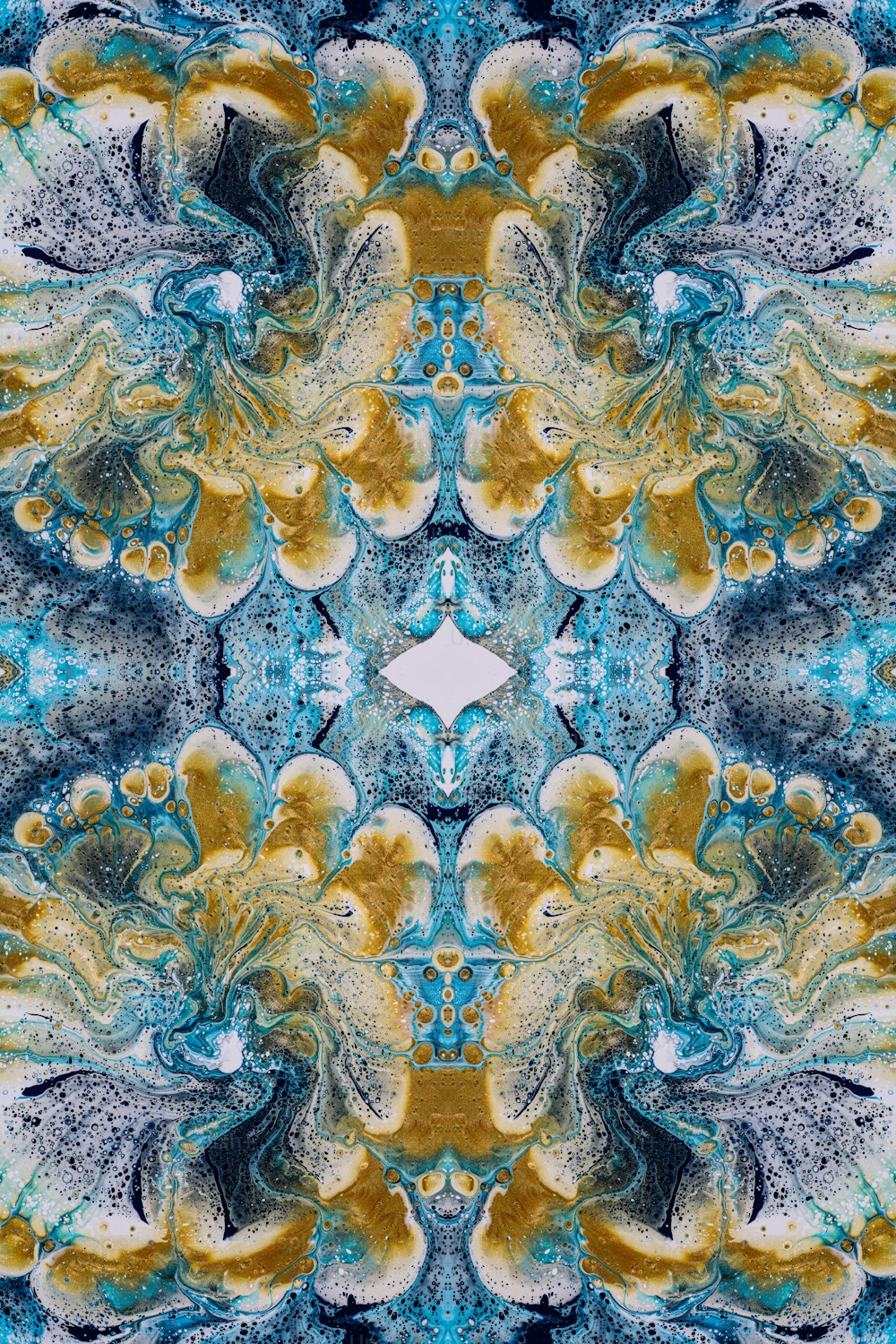 Une image abstraite d’une fleur bleue et jaune