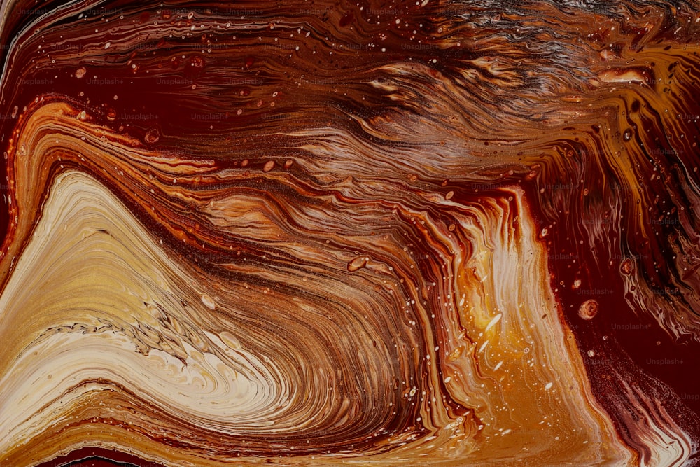 Un primer plano de una pintura abstracta marrón y blanca