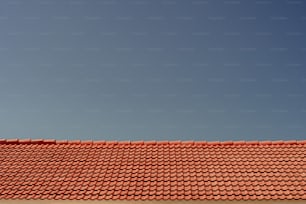 ein rotes Dach mit blauem Himmel im Hintergrund