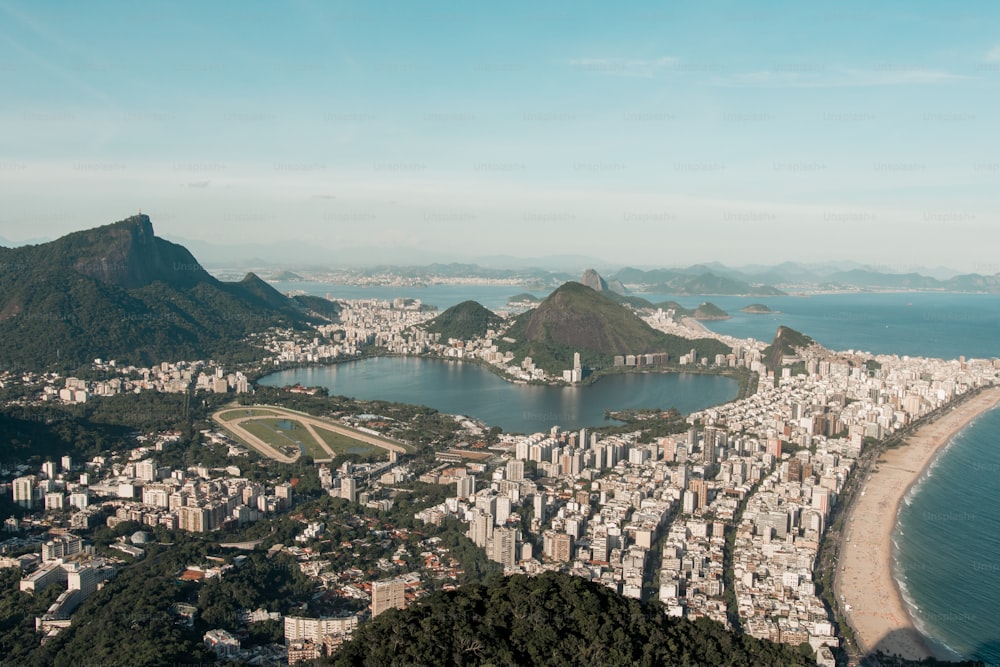 uma vista aérea de uma cidade e um corpo de água