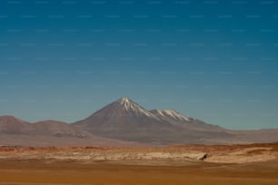 Une grande montagne au milieu d’un désert