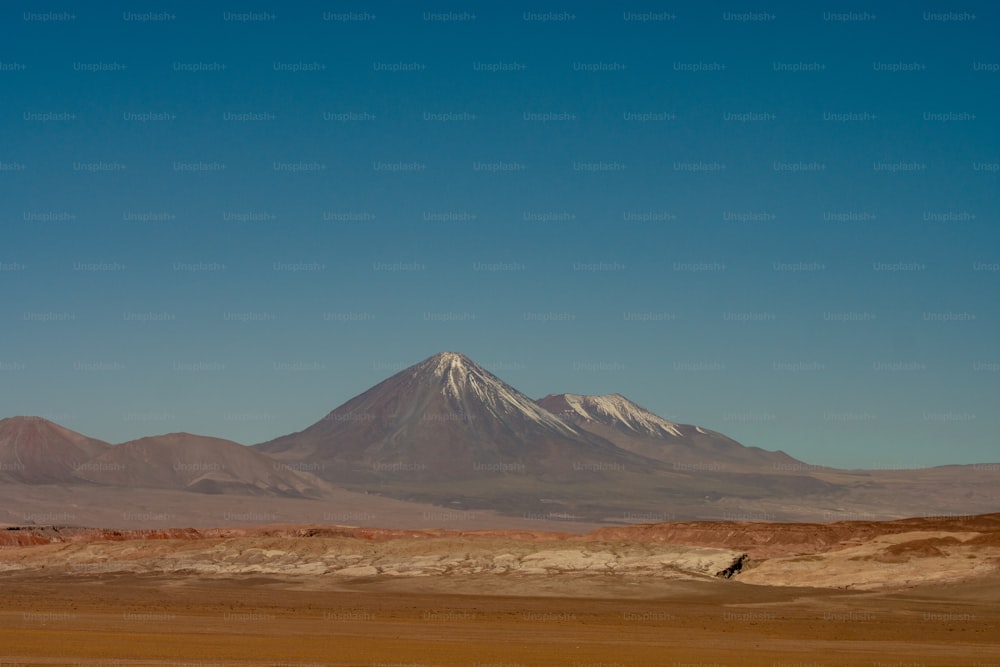 uma grande montanha no meio de um deserto