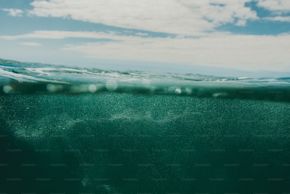 un plan d’eau avec un ciel en arrière-plan