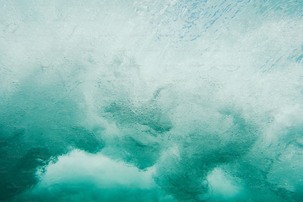Une vue du fond d’une vague dans l’océan