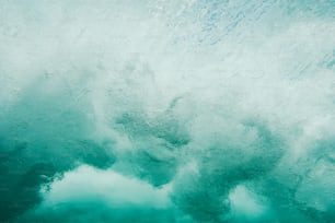 Blick auf den Grund einer Welle im Ozean