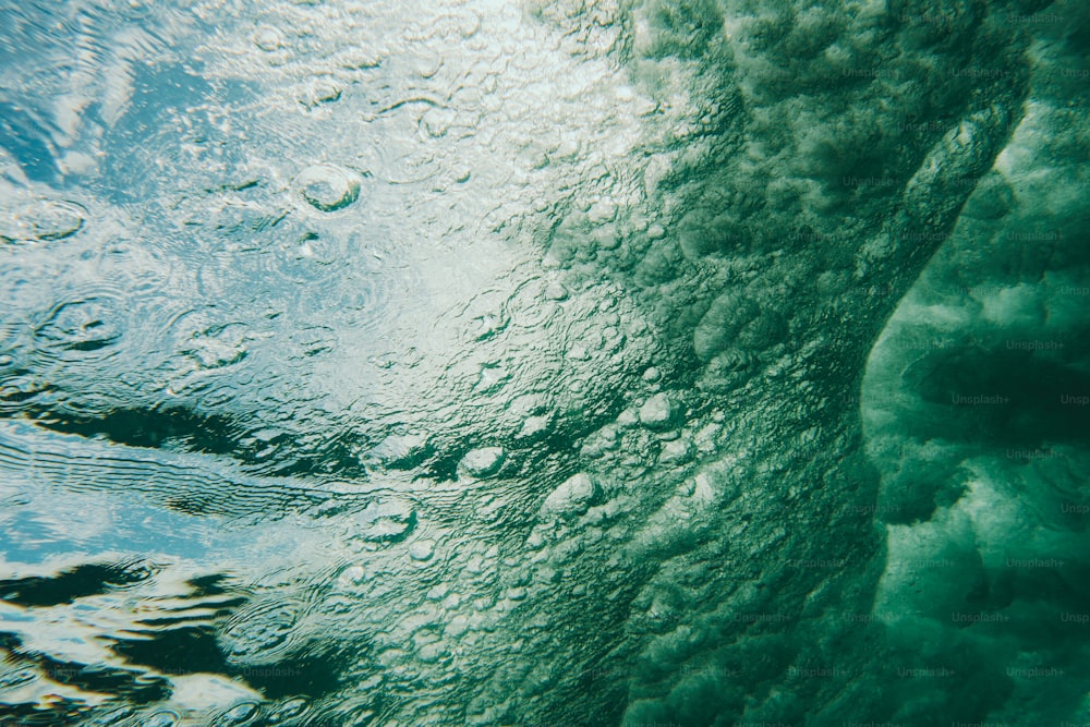Eine Nahaufnahme von Wasser mit Blasen